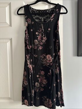 Women’s floral and lace dress